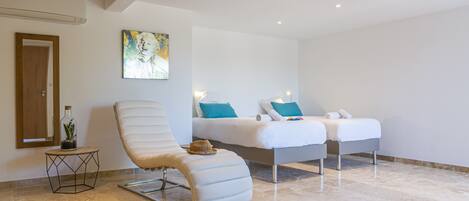 3 slaapkamers, een strijkplank/strijkijzer, wifi, beddengoed