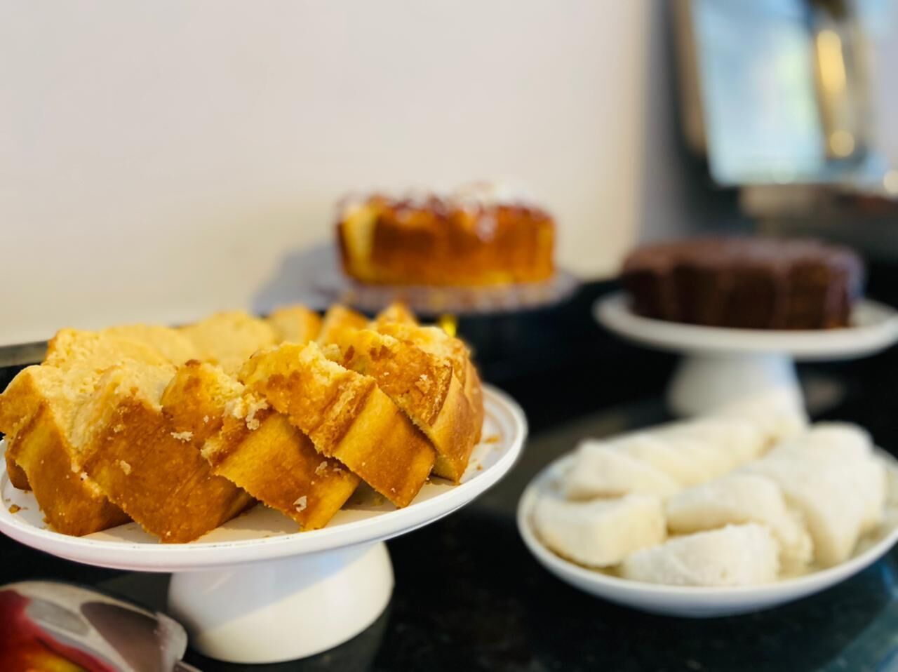 Un tavolo con diversi dolci e pasticcini.