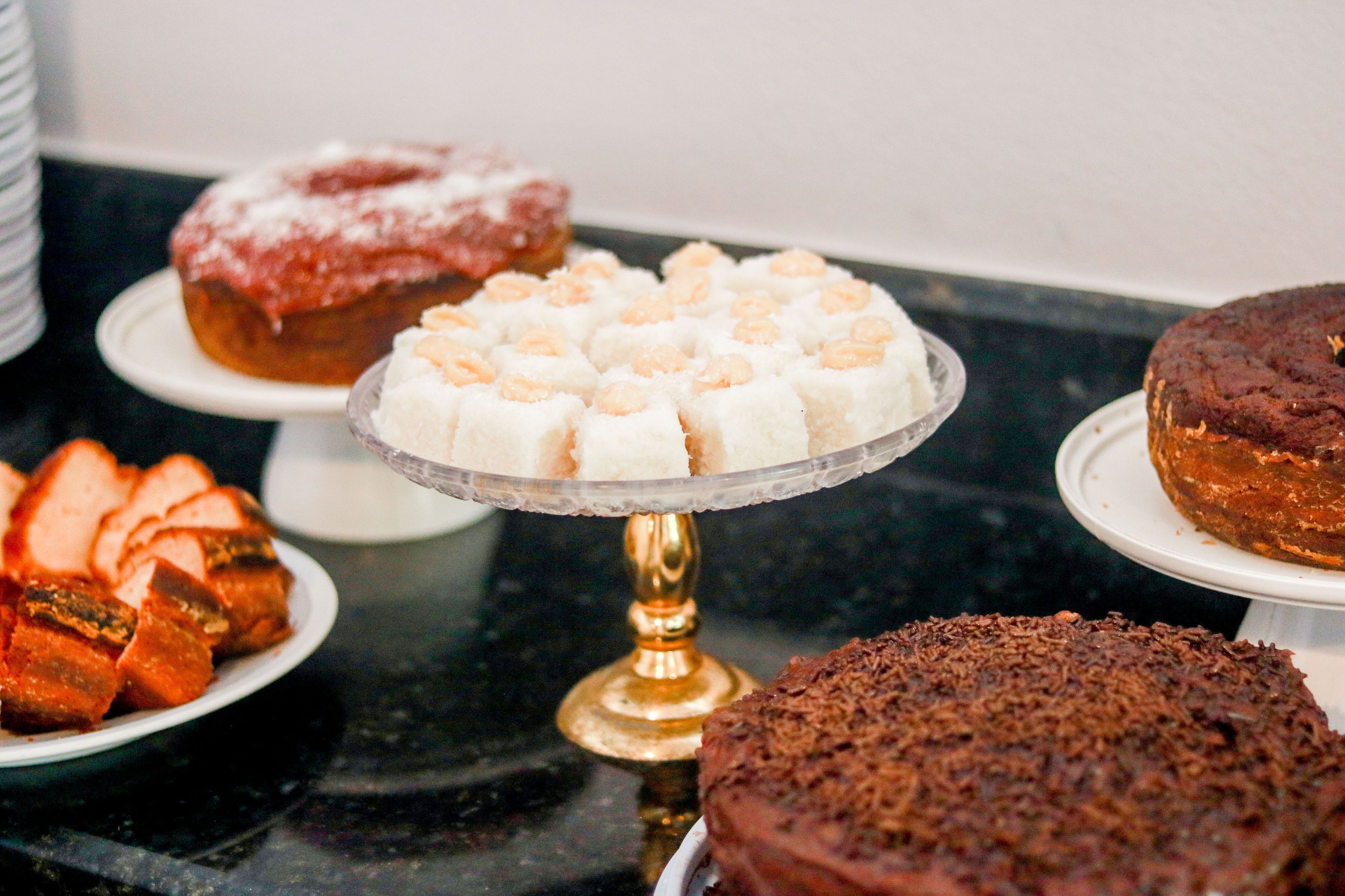 Una variedad de postres sobre una mesa.