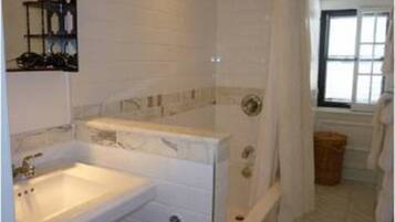 Family Apartment, 2 Bedrooms | Bathroom | Combined shower/tub, hair dryer, bathrobes, towels