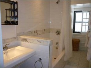 Bañera con ducha, secador de pelo, batas, toallas