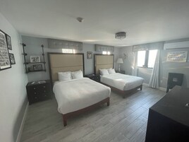 Kamar Double Comfort, 2 Tempat Tidur Queen | Seprai premium, busa memori, dan didekorasi berbeda-beda