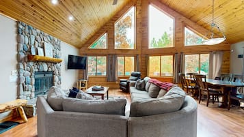 TV, DVD player, pebolim, livros