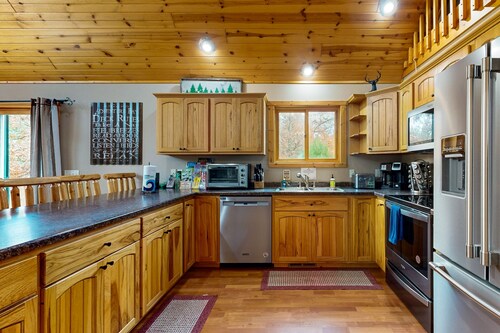 Upea koti w / jaetut satamat ja pääsy järvelle - tilava kansi ja firepit!