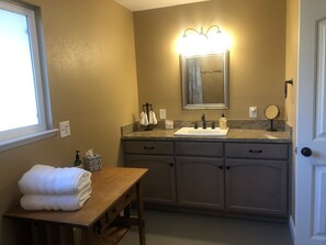 Suihku, hiustenkuivaaja, pyyhkeet, saippua