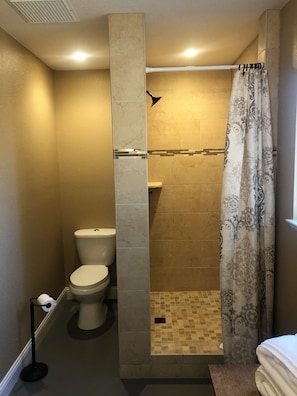 Douche, sèche-cheveux, serviettes fournies, savon