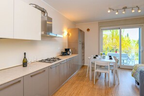 Refrigerador, microondas, lavavajillas, cafetera/tetera