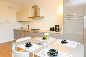 Fridge, microwave, dishwasher, coffee/tea maker - Appartamento Faelmo Luxury (Sirmione)