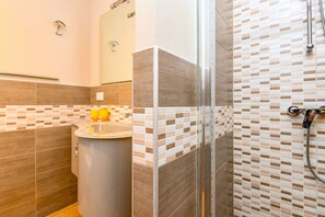 Suihku, ilmaiset hygieniatuotteet, hiustenkuivaaja, bidee