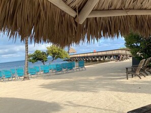 Chaises longues, serviettes de plage
