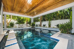 Een verwarmd zwembad