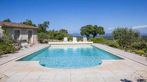 A rectangular swimming pool with a clear blue water surface, surrounded by a stone deck. - Stone Provencal farmhouse with panoramic view & swimming pool- Saint-Restitut (Saint-Restitut)