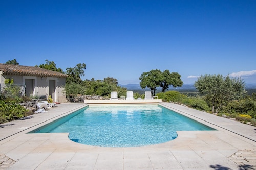 Mas Provençal en pierre avec vue Panoramique & Piscine- Saint-Restitut