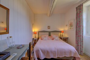 5 bedrooms, iron/ironing board, free WiFi