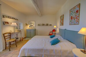 5 bedrooms, iron/ironing board, free WiFi