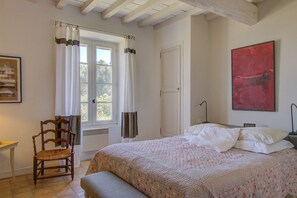 5 bedrooms, iron/ironing board, free WiFi