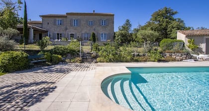 Mas Provençal en pierre avec vue Panoramique & Piscine- Saint-Restitut