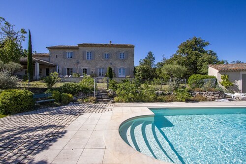 Mas Provençal en pierre avec vue Panoramique & Piscine- Saint-Restitut
