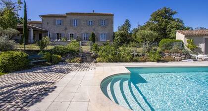 Mas Provençal en pierre avec vue Panoramique & Piscine- Saint-Restitut