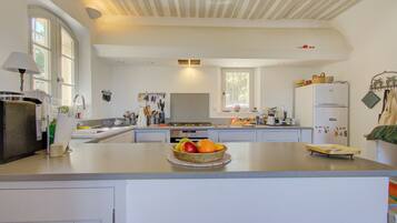 Réfrigérateur, micro-ondes, four, lave-vaisselle