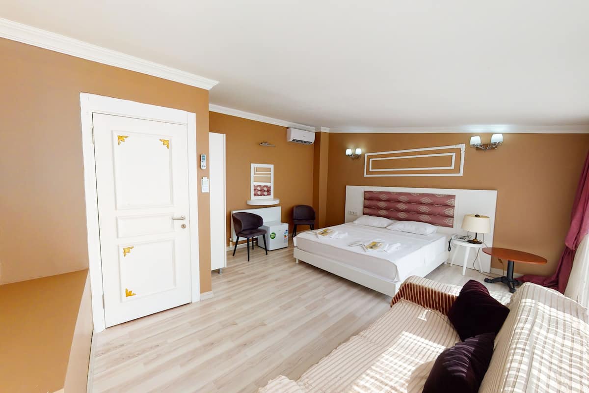 Deluxe Studio Suite | Minibar, in-room safe, soundproofing, iron/ironing board