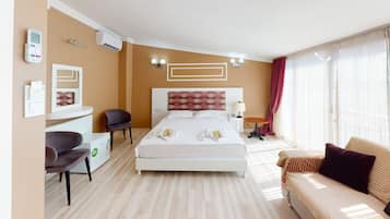 Deluxe studio suite | Een minibar, een kluis op de kamer, een bureau, geluiddichte muren