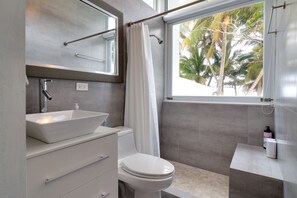 Combined shower/bathtub, hair dryer, towels, soap