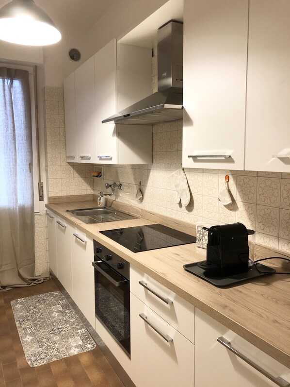 Kühlschrank, Mikrowelle, Ofen, Geschirrspüler