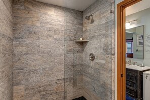 Combined shower/tub, hair dryer, towels