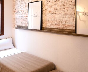 2 habitaciones, tabla de planchar con plancha, cuna de viaje y wifi 