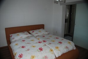 2 makuuhuonetta, silitysrauta/-lauta, Wi-Fi, vuodevaatteet