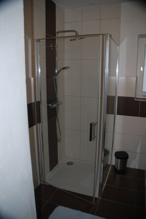 Hiustenkuivaaja, pyyhkeet, saippua, vessapaperi