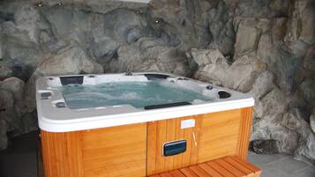 Bañera de hidromasaje cubierta