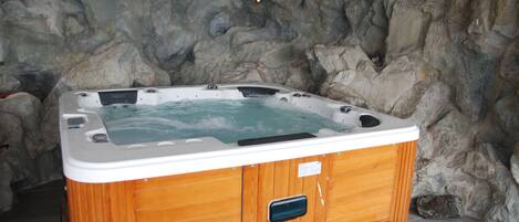 Indoor spa tub