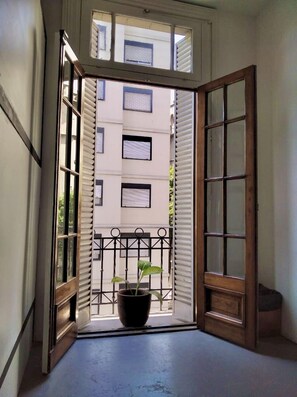 Tabla de planchar con plancha, wifi gratis, ropa de cama