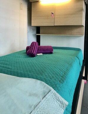 Habitación cuádruple estándar, solo para mujeres | Tabla de planchar con plancha, wifi gratis, ropa de cama