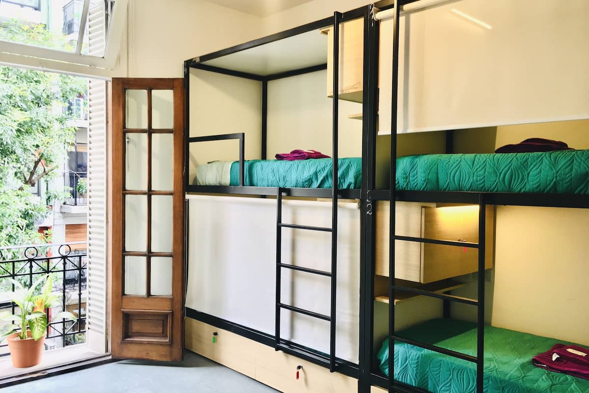 Tabla de planchar con plancha, wifi gratis y ropa de cama
