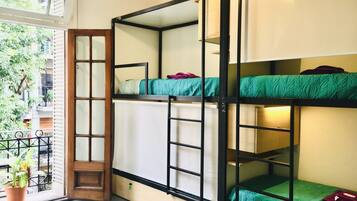 Tabla de planchar con plancha, wifi gratis y ropa de cama