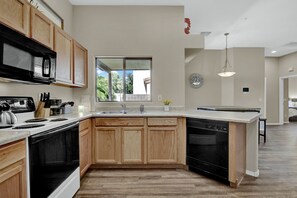 Jääkaappi, mikroaaltouuni, uuni, liesi