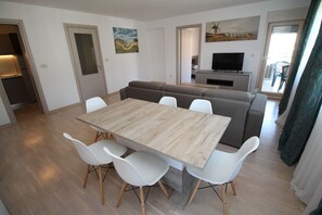 Appartement luxueux, 2 chambres, vue sur la mer | Salle de séjour | Téléviseur à écran plat