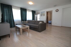 Appartement luxueux, 2 chambres, vue sur la mer | Aire de séjour | Téléviseur à écran plat