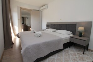 Appartement luxueux, 2 chambres, vue sur la mer | Bureau, fer et planche à repasser, lit de bébé (gratuit)