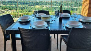 Taula preparada per a dinar amb vista a un paisatge de muntanyes.