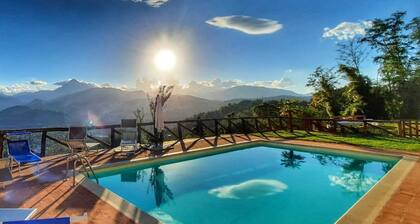 Albiano, private solar heated pool, stunning views, walk restaurant, Barga!