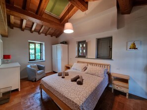 3 quartos, ferros/tábuas de passar roupa, Wi-Fi, roupa de cama