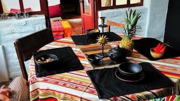 Desayuno continental diario (USD 3 por persona)