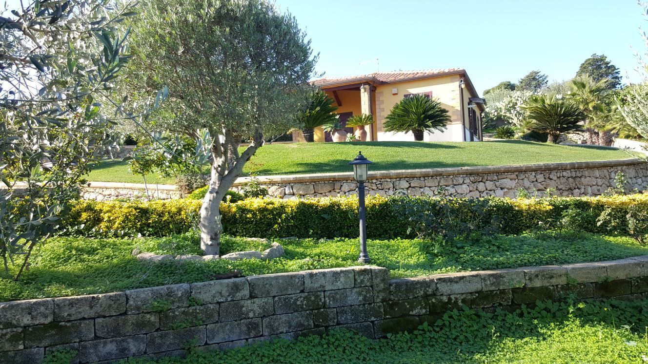 \"VILLA MELINA 1934\" with outdoor swimming pool and veranda facing \"Etna\" volcano
