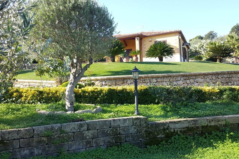 \"VILLA MELINA 1934\" with outdoor swimming pool and veranda facing \"Etna\" volcano