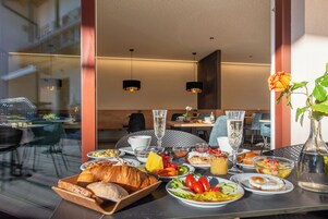 Desayuno buffet diario (EUR 20 por persona)