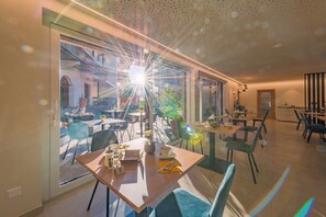 Colazione a buffet a pagamento, servita tutte le mattine 
